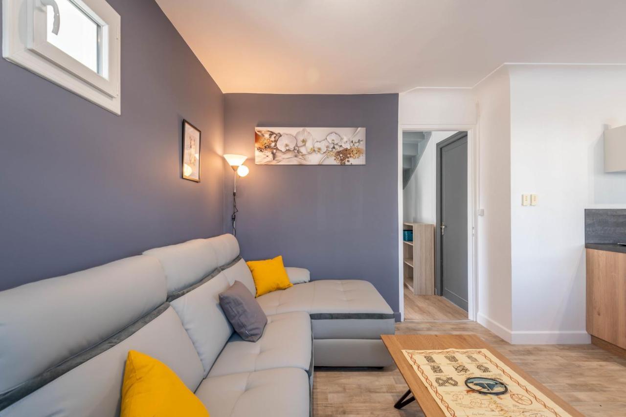 Holiday home Ideally Located Furnished Townhouse With 3 Bedrooms Parking & Garden *
